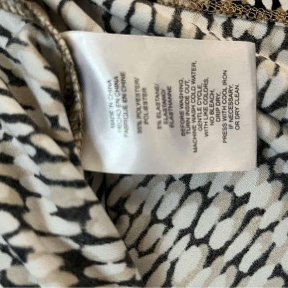 Jones New York Black-Tan-White V Neck Short Sleeve Blouse - Picture 4 of 6